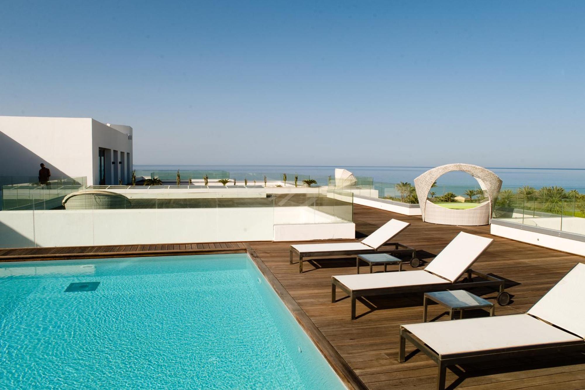 Royal Thalassa Монастир Экстерьер фото Rooftop pool at the hotel