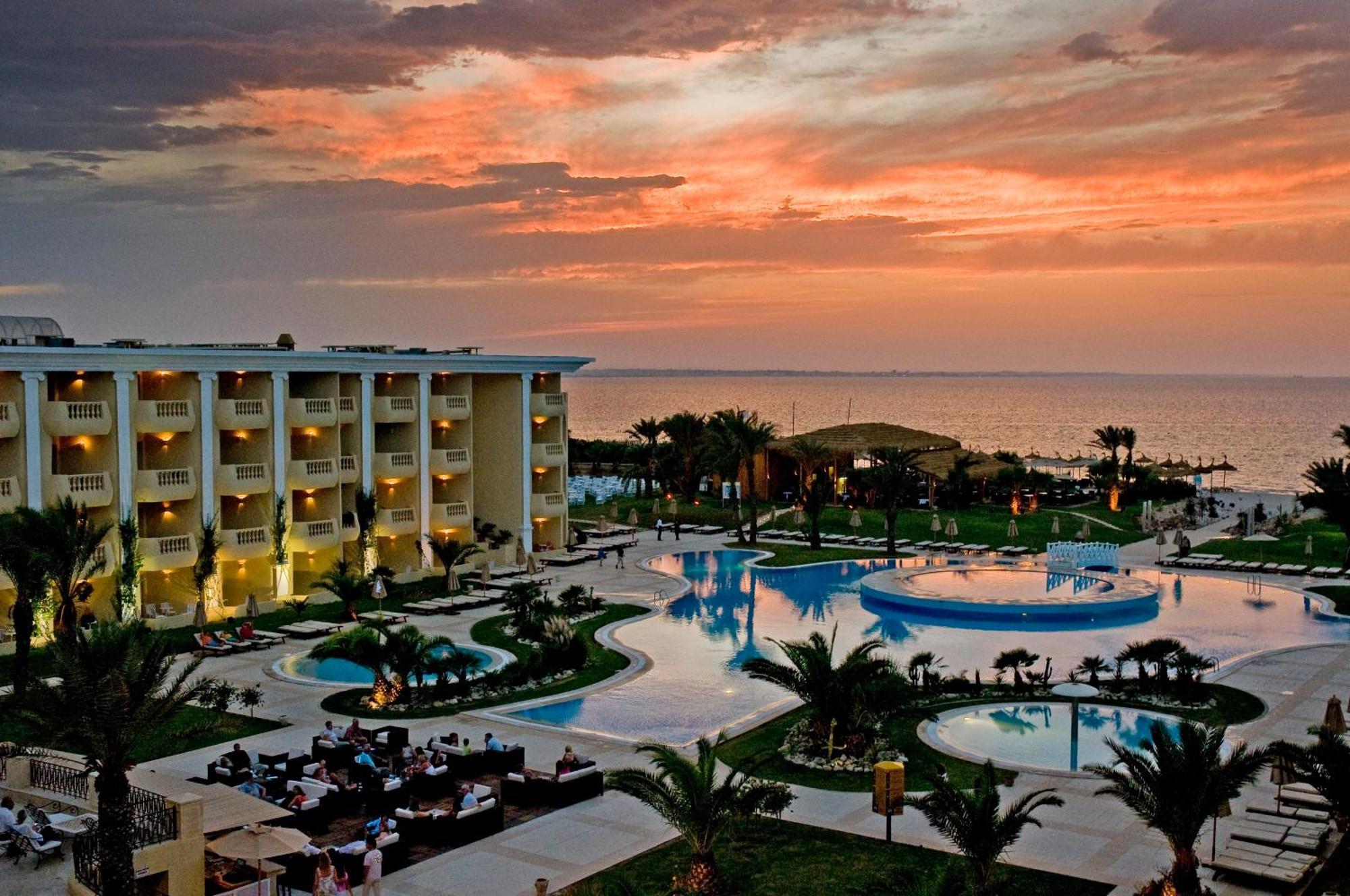 Royal Thalassa Монастир Экстерьер фото Sunset at the Iberostar Grand Hotel at Playa del Inglés, Gran Canaria