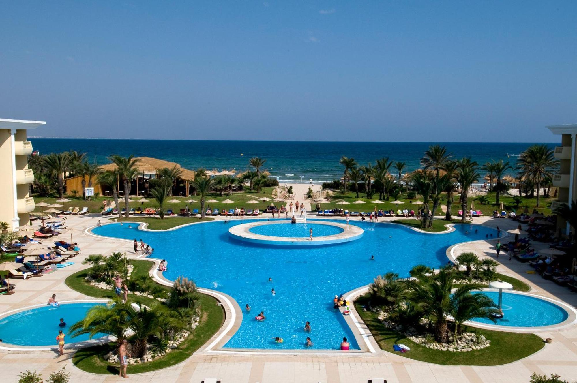Royal Thalassa Монастир Экстерьер фото The swimming pool at the Royal Beach Palace