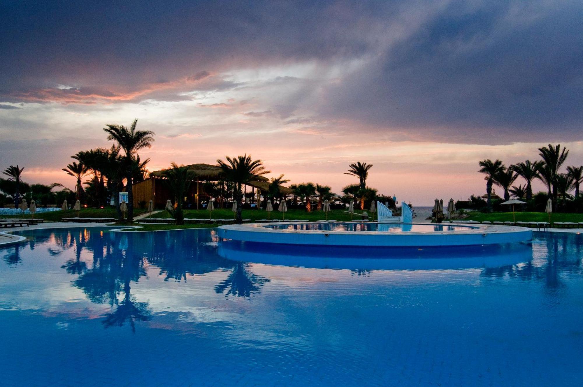 Royal Thalassa Монастир Экстерьер фото Sunset at the El Alamein resort