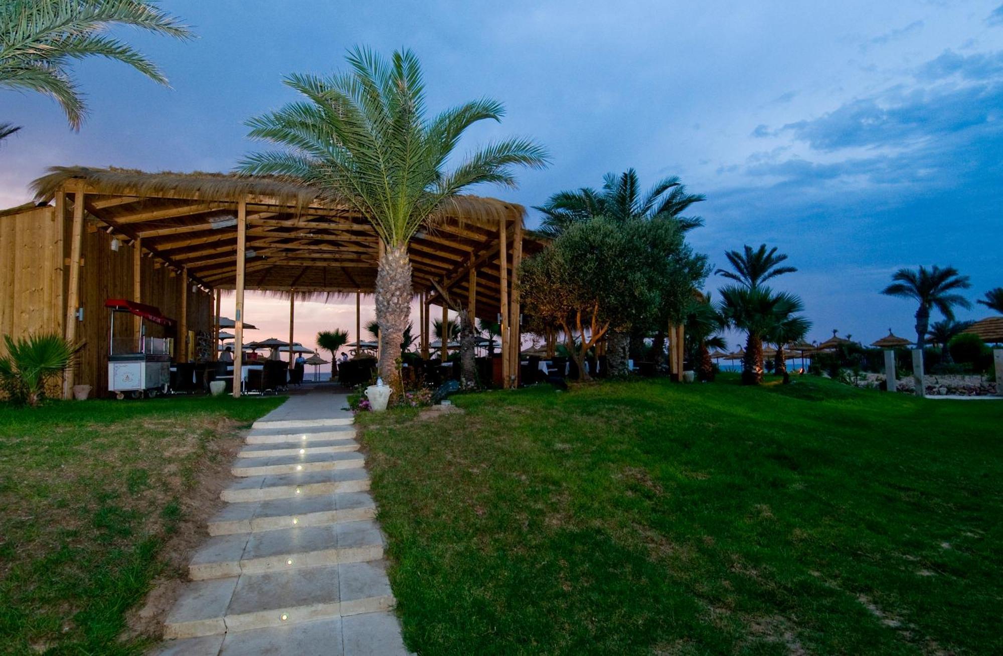 Royal Thalassa Монастир Экстерьер фото The resort's beach bar