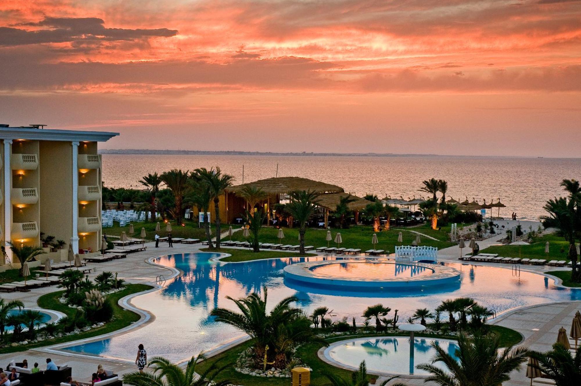 Royal Thalassa Монастир Экстерьер фото Sunset at the Iberostar Grand Hotel at Playa del Inglés, Gran Canaria
