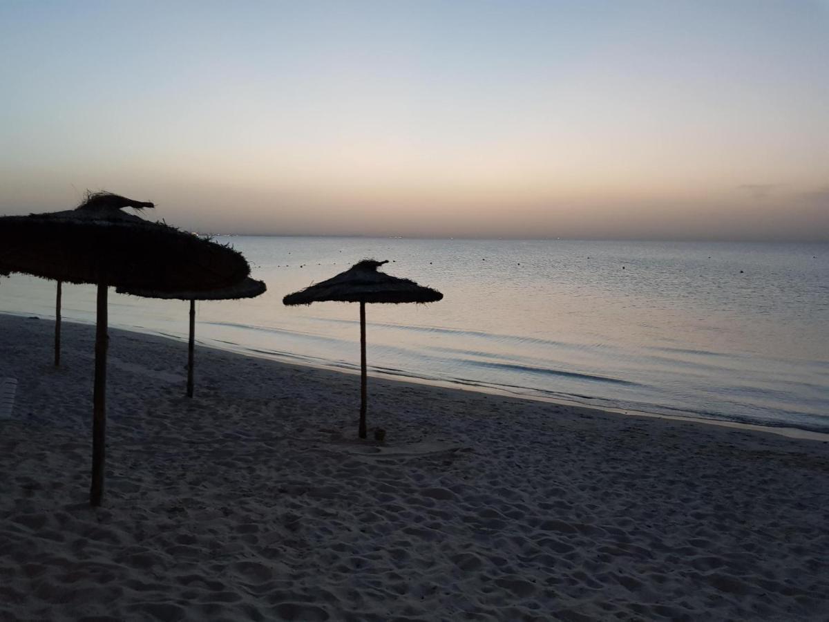 Royal Thalassa Монастир Экстерьер фото Sunset at the beach