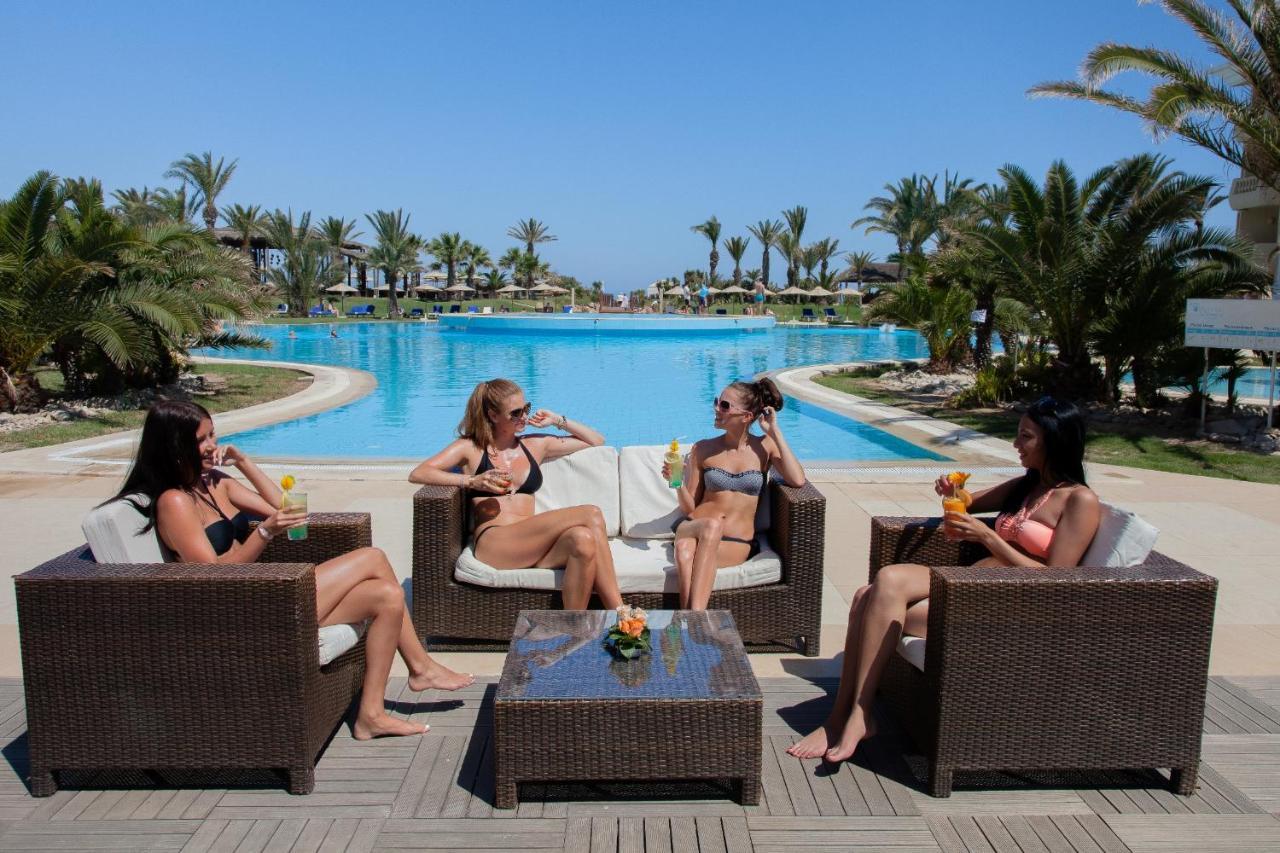 Royal Thalassa Монастир Экстерьер фото The swimming pool at the hotel